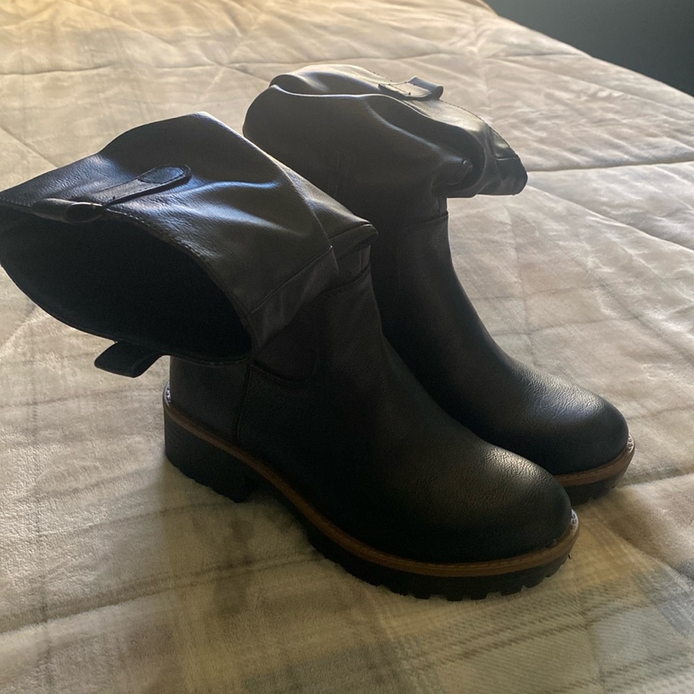 Women’s Black Pull Tab Lug Sole Round Toe Slouch Boot